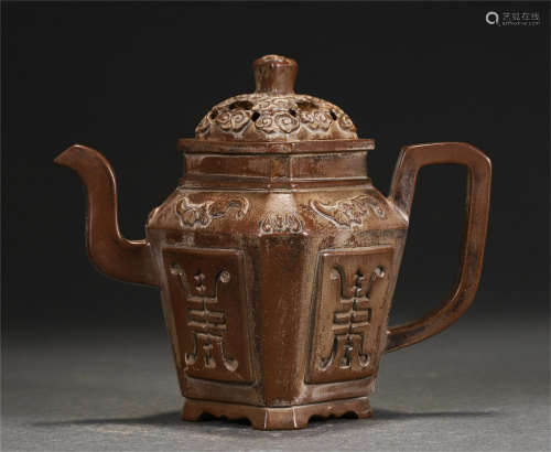 A CHINESE YIXING ZISHA CLAY TEA POT