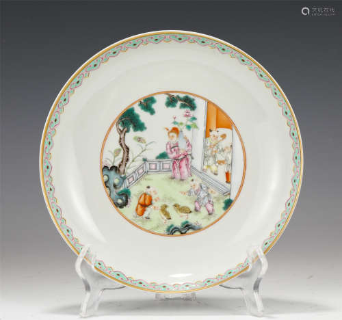 A CHINESE FAMILLE ROSE PORCELAIN FIGURE PATTERN PLATE