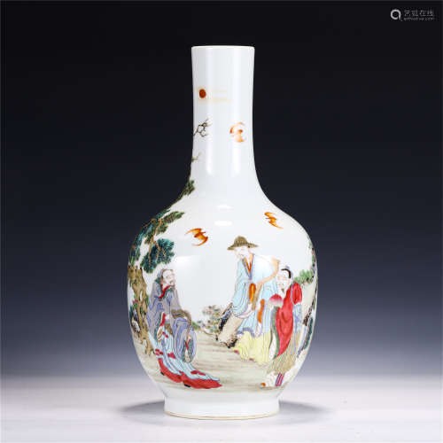 A CHINESE WUCAI PORCELAIN VASE