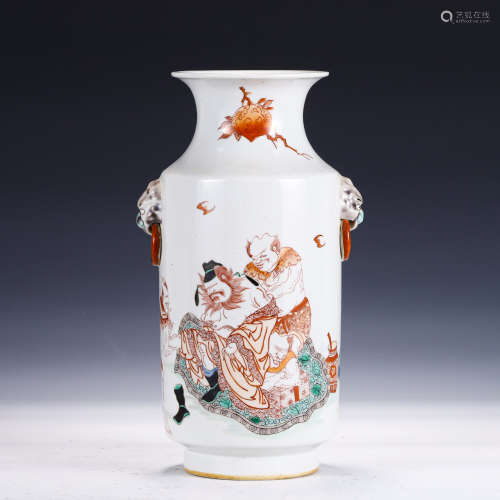 A CHINESE WUCAI PORCELAIN VASE