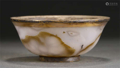 A CHINESE AGATE BOWL COVER WITH GOLD LEAF