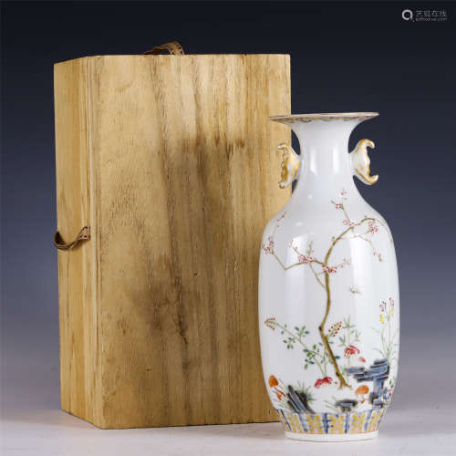 A CHINESE FAMILLE ROSE PORCELAIN VASE