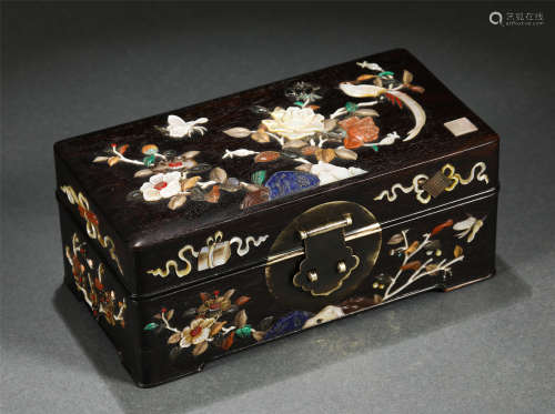 A CHINESE ZITAN BOX WITH GEMSTONES INLAIDED