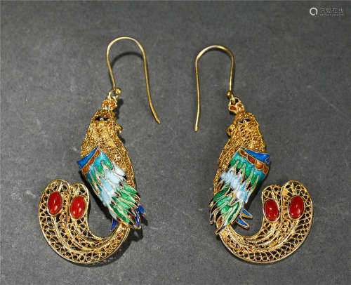 A PAIR OF CHINESE GILT SILVER EARRINGS