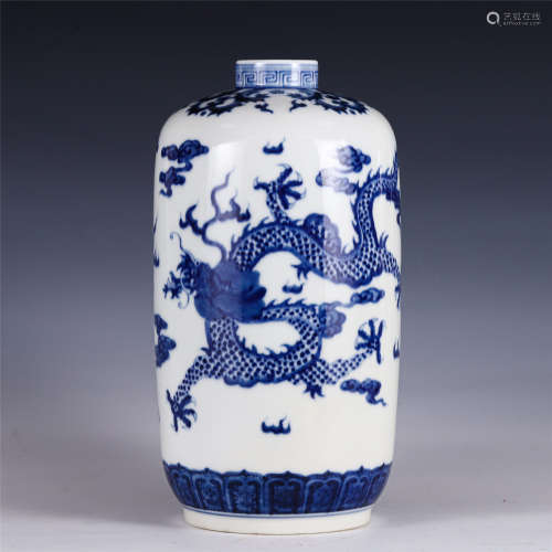 A CHINESE BLUE AND WHITE PORCELAIN VASE