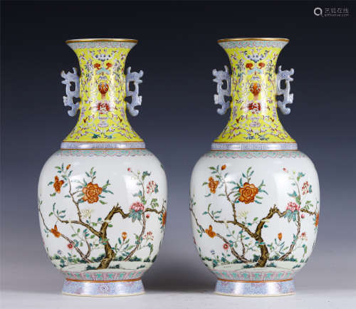 A PAIR OF CHINESE FAMILLE ROSE PORCELAIN VASES