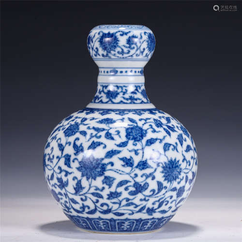 A CHINESE BLUE AND WHITE PORCELAIN VASE