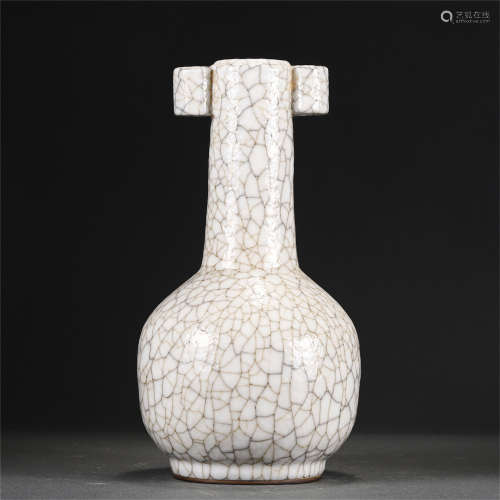 A CHINESE GE TYPE GLAZED PORCELAIN VASE