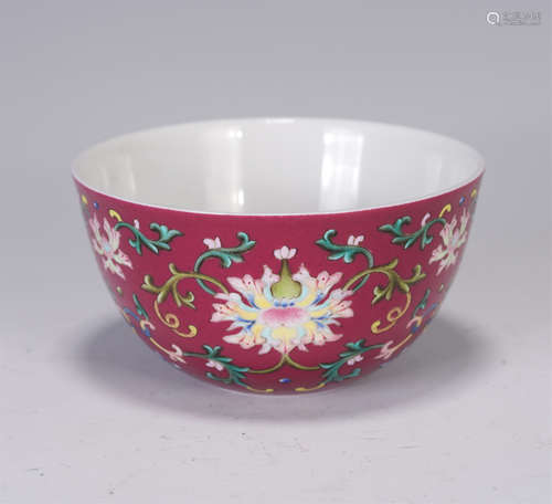 A CHINESE CARMINUM GLAZED FAMILLE ROSE PORCELAIN BOWL