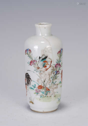 A CHINESE FAMILLE ROSE PORCELAIN SNUFF BOTTLE