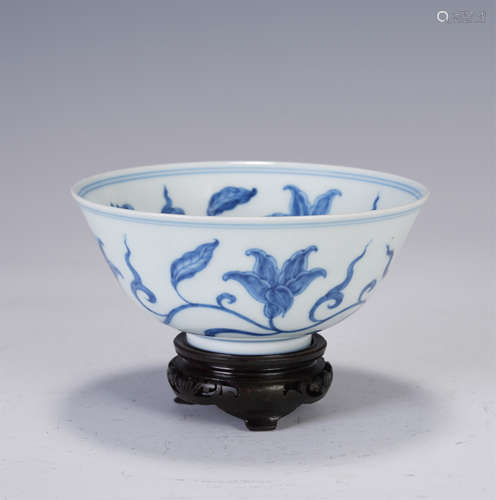 A CHINESE BLUE AND WHITE PORCELAIN BOWL