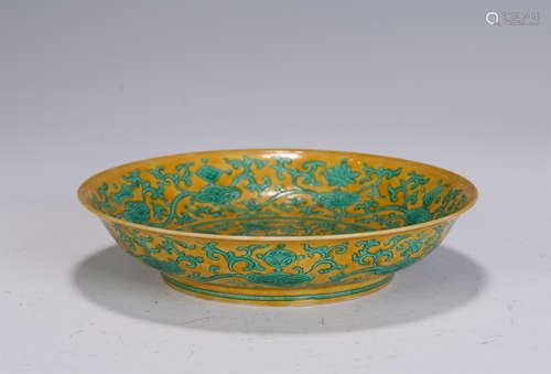 A CHINESE YELLOW GLAZED GREEN COLOR PORCELAIN PLATE