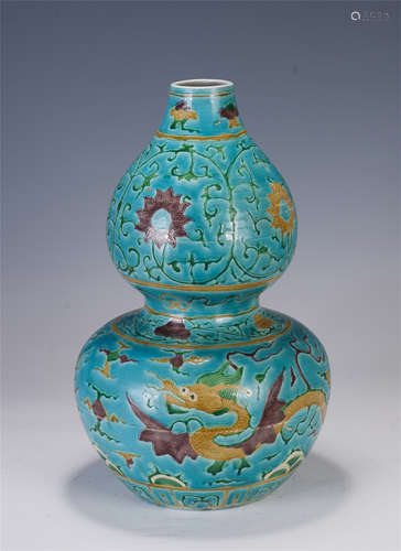 A CHINESE SANCAI PORCELAIN DOUBLE GOURD VASE