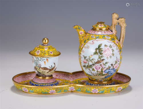 A GROUP OF CHINESE PAINTED ENAMEL TEAPOT AND TEACUP
