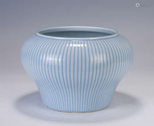 A CHINESE CELADON GLAZE PORCELAIN JAR