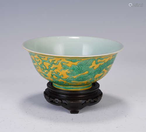 A CHINESE YELLOW GLAZED GREEN COLOR PORCELAIN BOWL