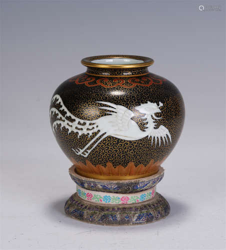 A CHINESE BLACK GLAZED FAMILLE ROSE PORCELAIN WATER POT