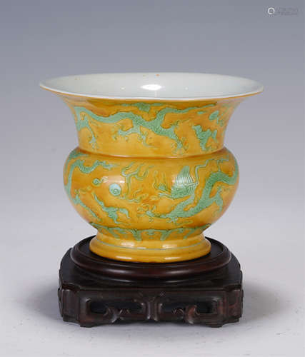 A CHINESE YELLOW GLAZED SANCAI PORCELAIN VASE