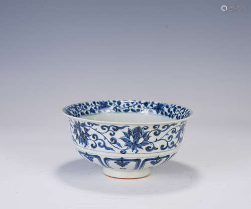 A CHINESE BLUE AND WHITE PORCELAIN BOWL