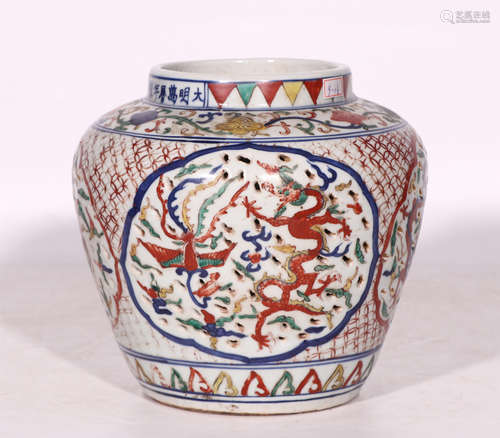 A CHINESE WUCAI PORCELAIN JAR