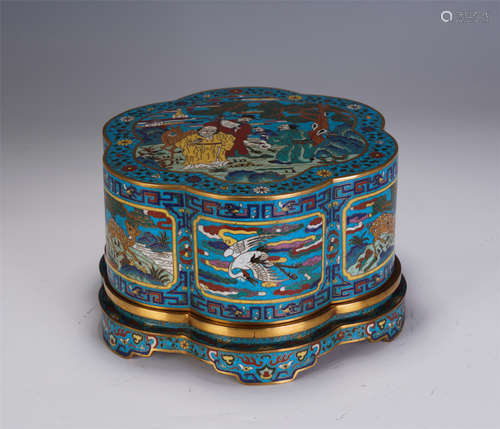 A CHINESE CLOISONNE ENAMEL GILDING LIDDED BOX