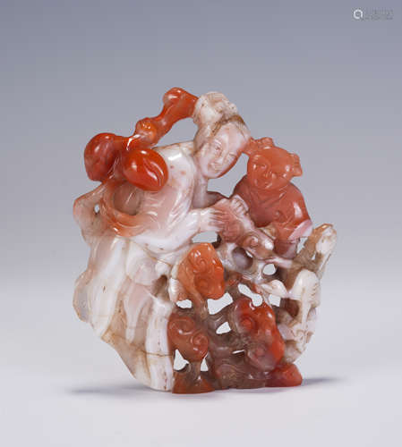 A CHINESE AGATE FIGURE DECORATION