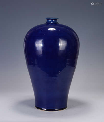 A CHINESE BLUE GLAZED PORCELAIN VASE