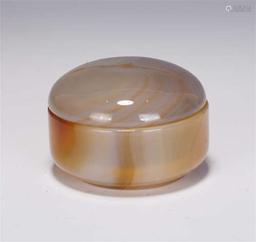 A CHINESE AGATE LIDDED BOX