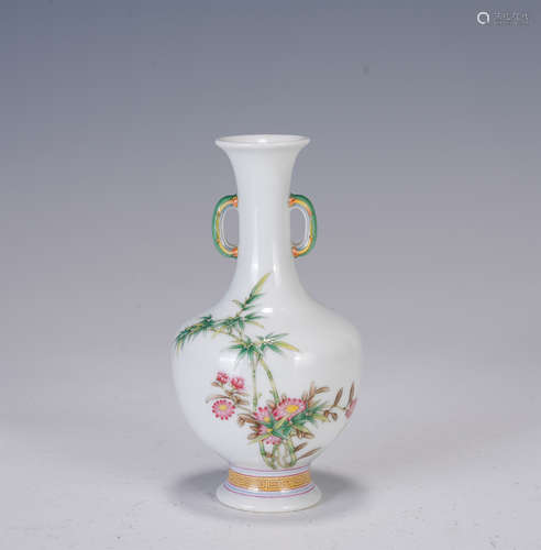 A CHINESE ENAMEL FLOWER PORCELAIN VIEWS VASE