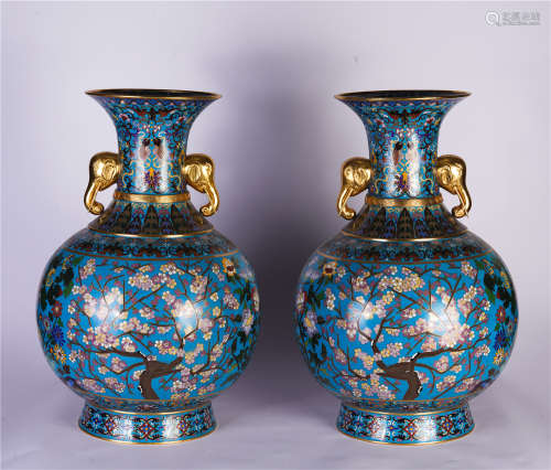 A PAIR OF CHINESE ENAMEL GILDING HANDLE VIEWS VASES