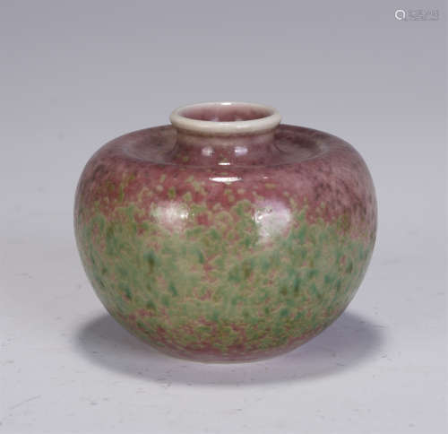 A CHINESE RED AND GREEN GLAZED PORCELAIN VASE