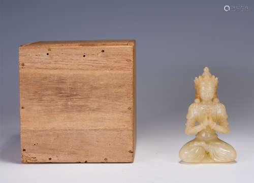 A CHINESE WHITE JADE FIGURE OF BUDDHA SEATED STATUE