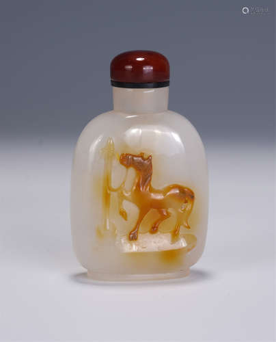 A CHINESE QIAOSE AGATE SNUFF BOTTLE