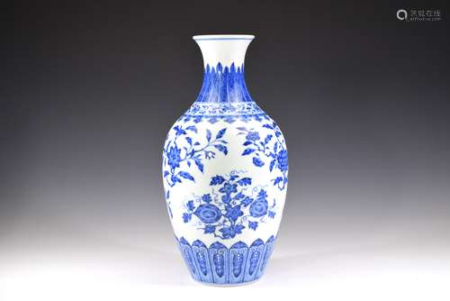 A BLUE AND WHITE PEACH PORCELAIN VASE