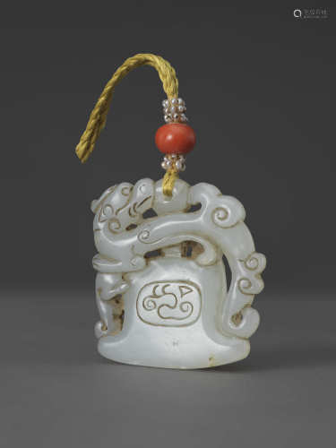 白玉鉞形佩 WHITE JADE YUE AXE SHAPED PENDANT