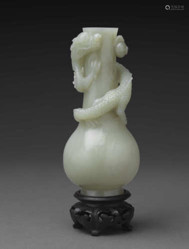 盤龍戲珠膽式瓶 JADE VASE WITH A COILING DRAGON PURSUING A PE...