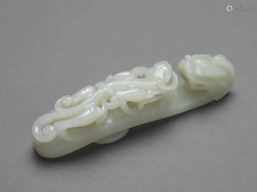 白玉龍首螭紋帶鉤 WHITE JADE DRAGON HEAD AND CHI-DRAGON BELT ...