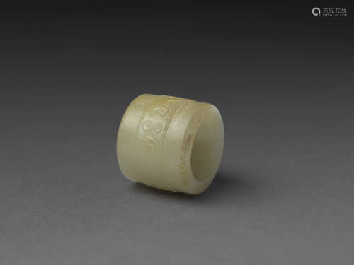 白玉帶沁扳指 WHITE JADE WITH MARKINGS THUMB RING