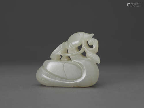 白玉銜蓮天鵝WHITE JADE SWAN HOLDING LOTUS IN ITS BILL