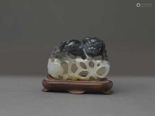 黑白玉巧雕太師少師擺件BLACK AND WHITE JADE TWO LIONS DISPLAY...