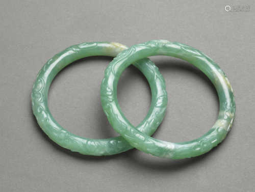 翡翠喜上眉梢手鐲一對 A PAIR OF JADEITE XISHANGMEISHAO BANGLE...