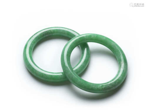 翡翠手镯一对A PAIR OF JADEITE BANGLES