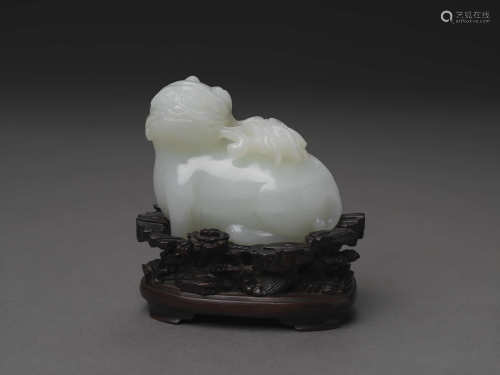 白玉銜枝瑞獸擺件WHITE JADE DISPLAY OBJECT OF AUSPICIOUS BEAS...