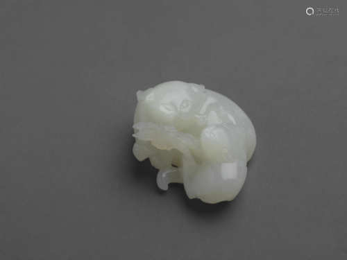 白玉帶沁耄耋掛墜 WHITE JADE WITH LIGHT MARKINGS MAODIE (VENE...