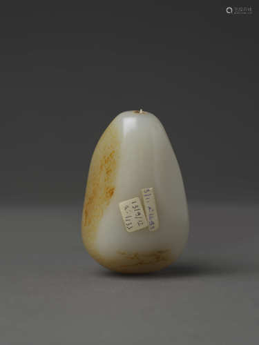 白玉灑金皮鼻煙壺 WHITE JADE SNUFF BOTTLE WITH YELLOWISH-GOLD...