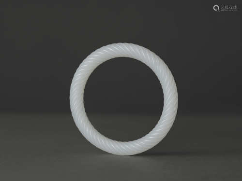 白玉绞丝纹镯WHITE JADE BANGLE WITH WRINGING SILK PATTERNS