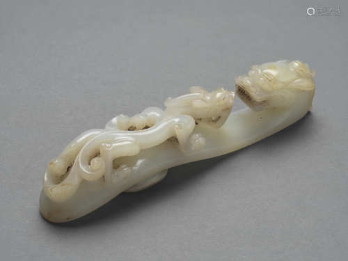 白玉龍首螭紋帶鉤 WHITE JADE DRAGON HEAD AND CHI-DRAGON BELT ...