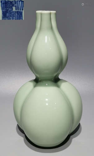 QIANLONG MARK GREEN GLAZE GOURD VASE