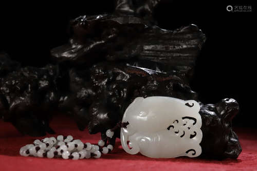 HETIAN JADE CARVED FISH PENDANT