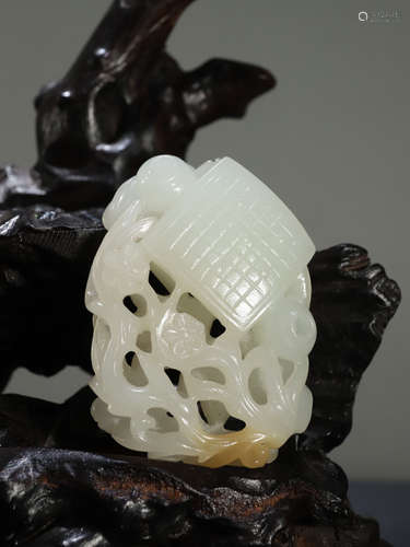 HETIAN JADE SEED CARVED PENDANT